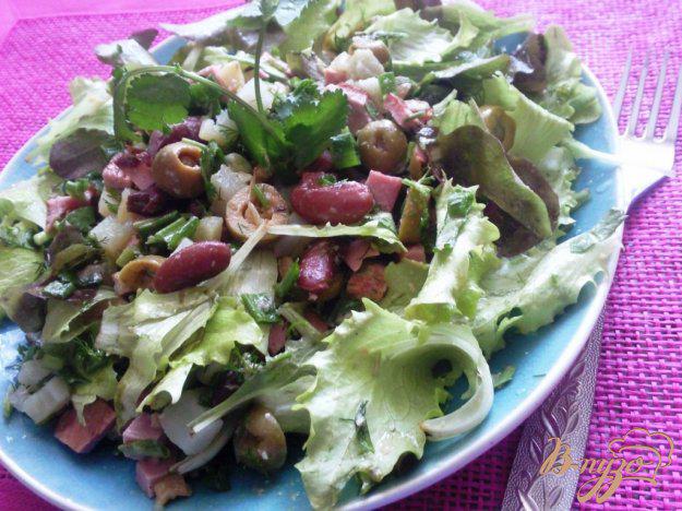 фото рецепта: Овощной салат с жаренной колбасой