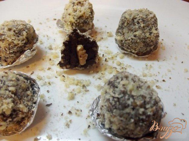 фото рецепта: Ореховые конфеты из горького шоколада