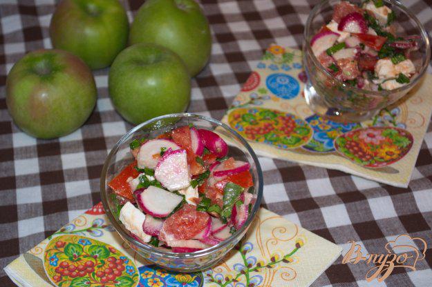 фото рецепта: Салат с редисом, черемшой и фетой