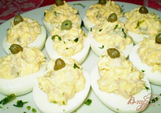 фото рецепта: Яйца фаршированные мясом и каперсами