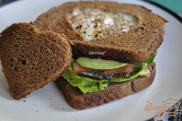 фото рецепта: Сэндвич с авокадо,с копченной семгой и яйцом