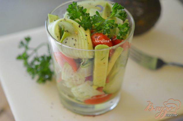 фото рецепта: Легкий диетический салат с авокадо