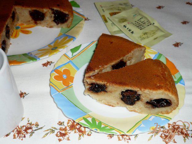 фото рецепта: Пирог с черносливом в мультиварке