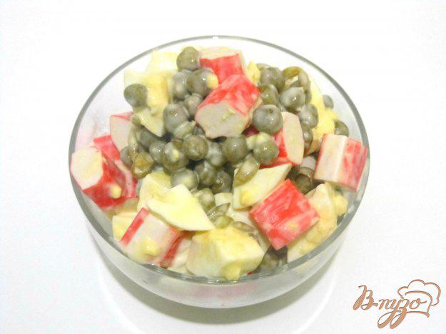 фото рецепта: Салат с крабовыми палочками и зеленым горошком