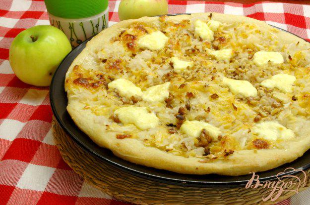 фото рецепта: Пицца с яблоками и грецкими орехами