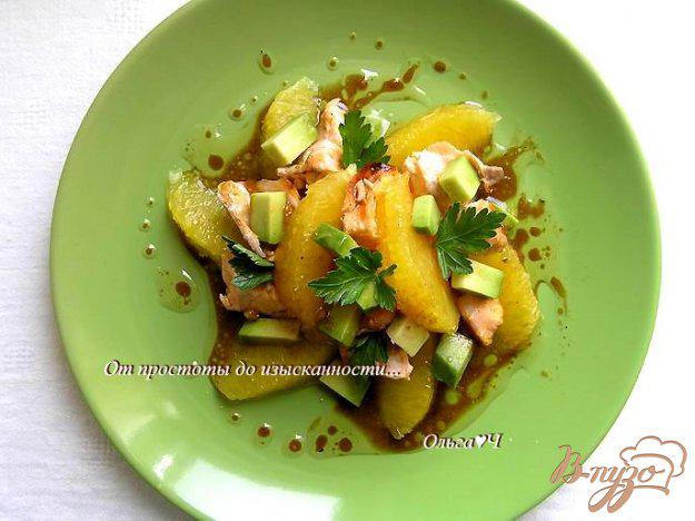 фото рецепта: Салат с лососем-гриль, апельсином и авокадо