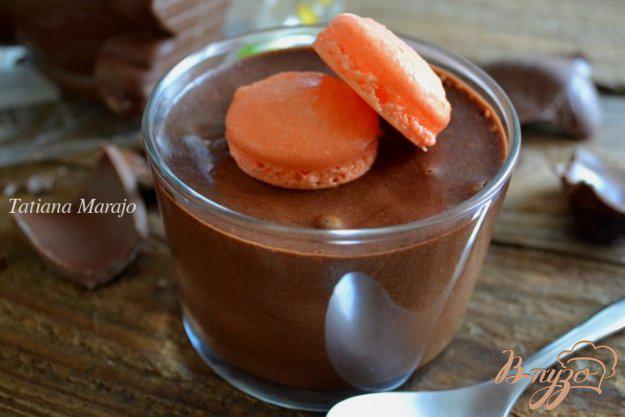фото рецепта: Шоколадный десерт с кусочками клубники