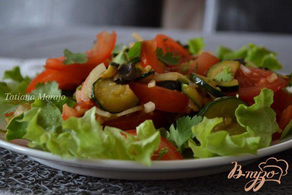 фото рецепта: Помидорный салат с обжаренными цукини