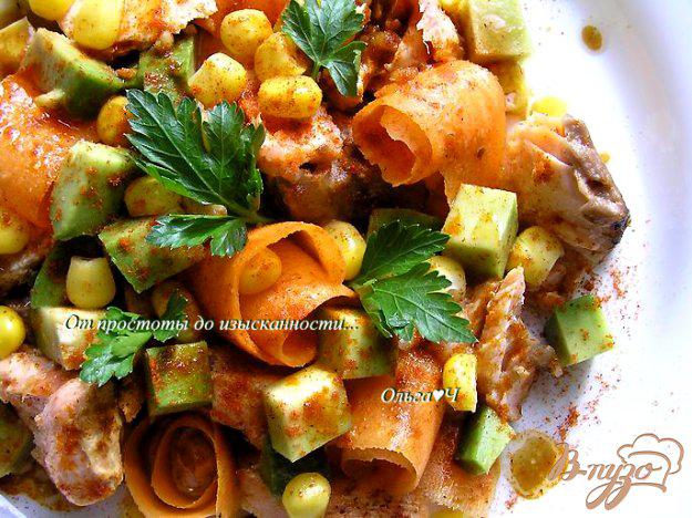 фото рецепта: Салат с лососем-гриль, морковью и авокадо