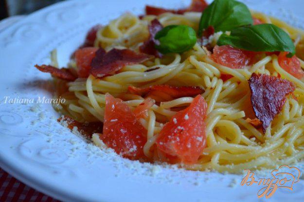 фото рецепта: Спагетти с кусочками  ветчины и грейпфрутом