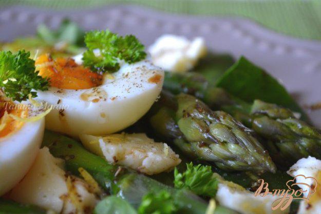 фото рецепта: Салат со шпинатом , зеленой спаржей и яйцом