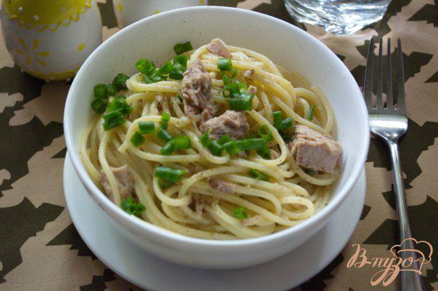 фото рецепта: Спагетти с тунцом и зеленым луком