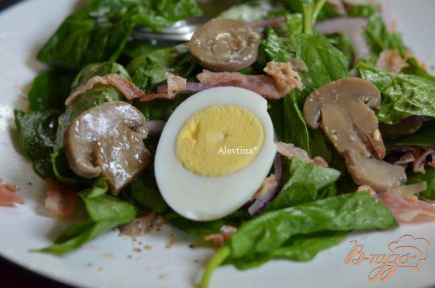 фото рецепта: Шпинатный салат с яйцом, беконом и грибами