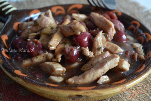 фото рецепта: Мясо куриных грудок с вишнями