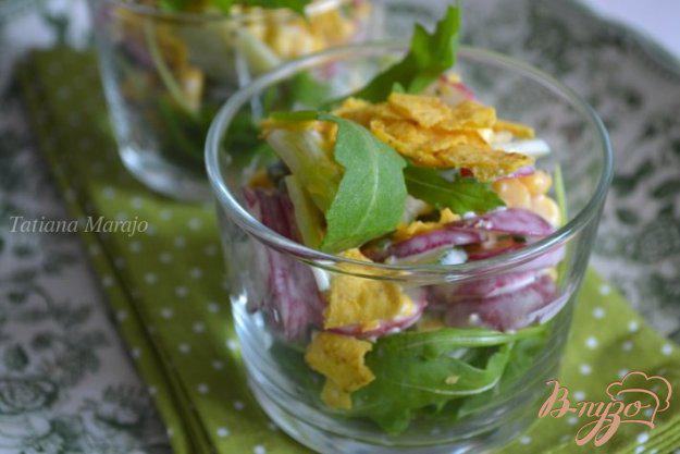 фото рецепта: Овощной салат с рукколой и кукурузными чипсами