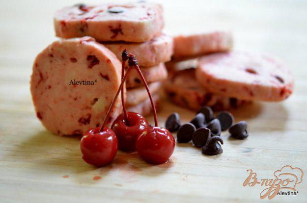фото рецепта: Печенье с мараскино вишней и шоколадными каплями