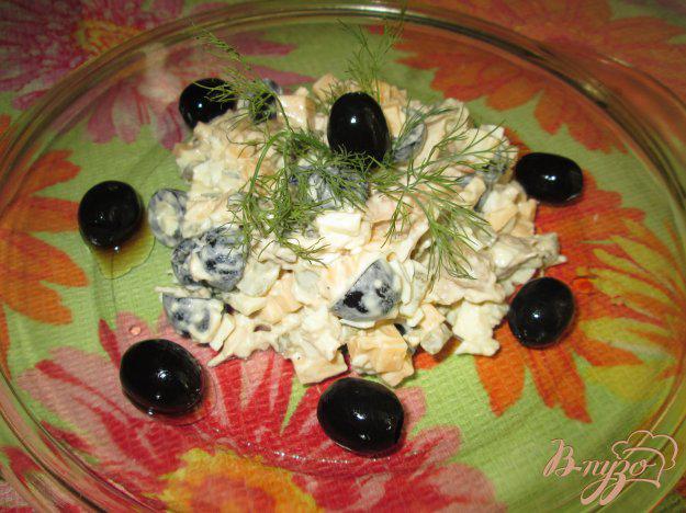 фото рецепта: Салат с курицей, сыром и оливками