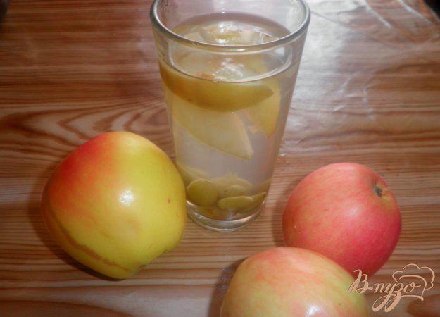 фото рецепта: Яблочный компот с виноградом