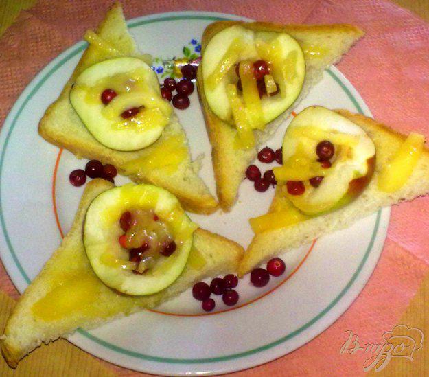 фото рецепта: Тосты с сыром и фруктами