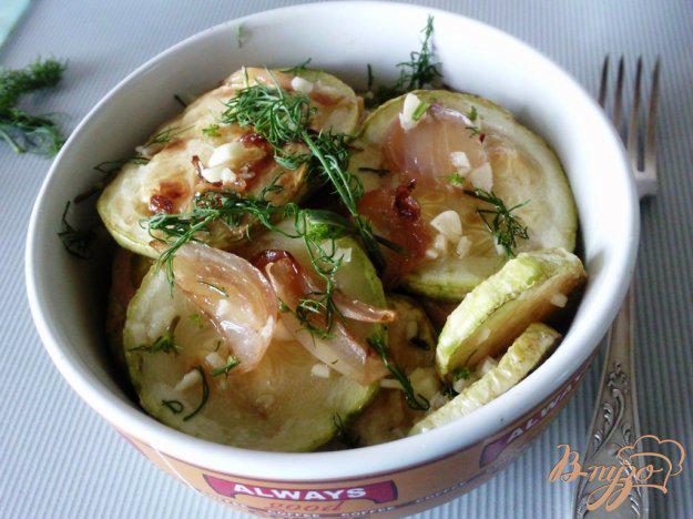 фото рецепта: Жаренные кабачки с луком под чесночным соусом