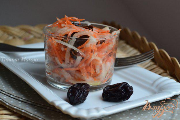 фото рецепта: Луково-морковный салат с черносливом