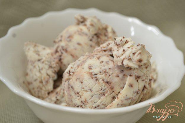 фото рецепта: Сливочное мороженое с шоколадной крошкой