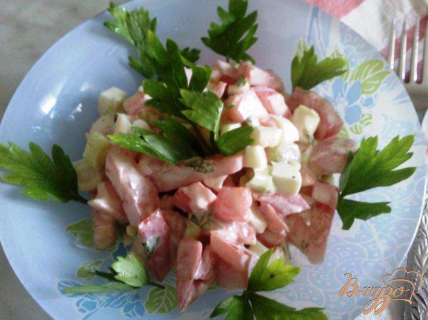 фото рецепта: Салат с красной рыбой и помидорами