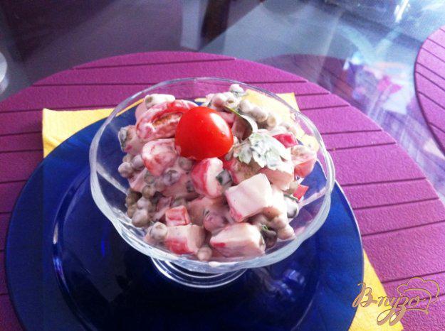 фото рецепта: Салат с крабовыми палочками и помидорами