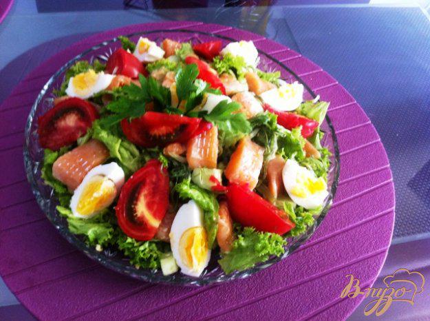 фото рецепта: Салат с овощами, семгой и водорослями чука
