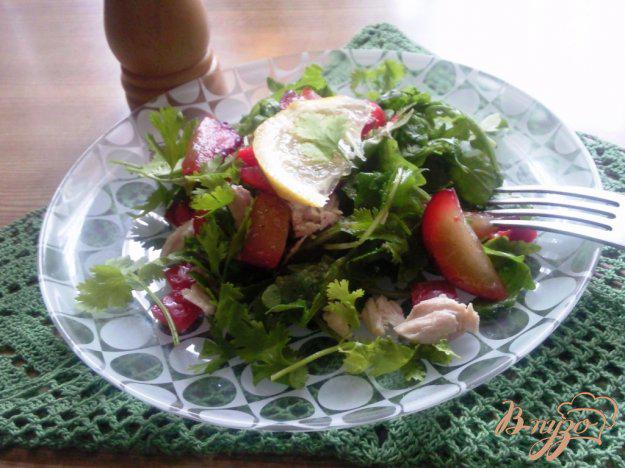 фото рецепта: Салат с куриной грудкой и сливами