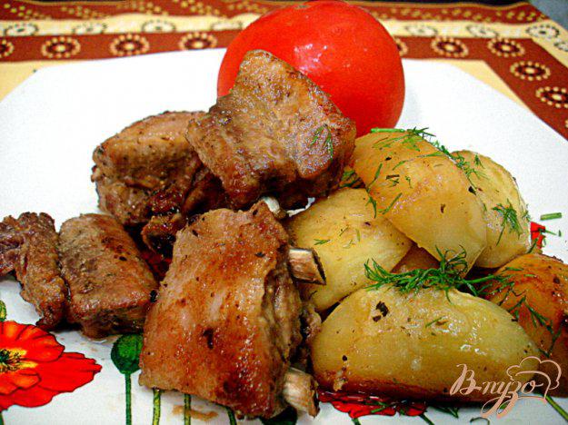 фото рецепта: Свиные рёбрышки запеченные с картофелем