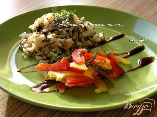 фото рецепта: Дикий рис с зеленью и салатом из сладкого перца