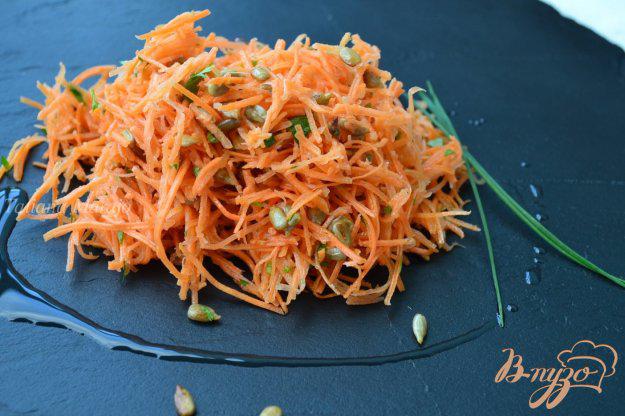 фото рецепта: Морковный салат с семечками и кинзой