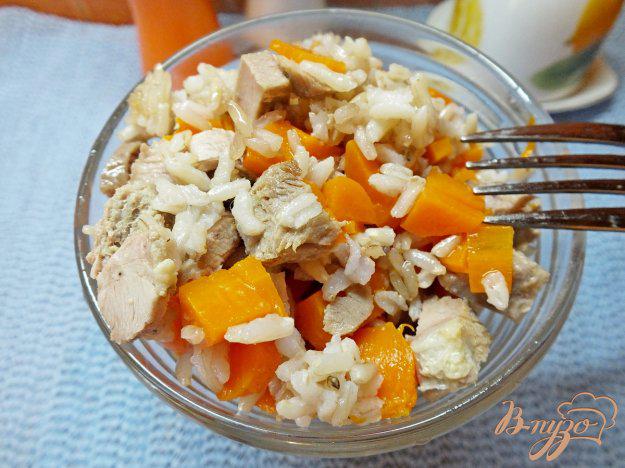 фото рецепта: Салат из индюка, неочищеного риса и моркови