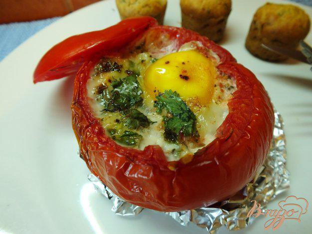 фото рецепта: Помидор запеченный с яйцо и зеленью