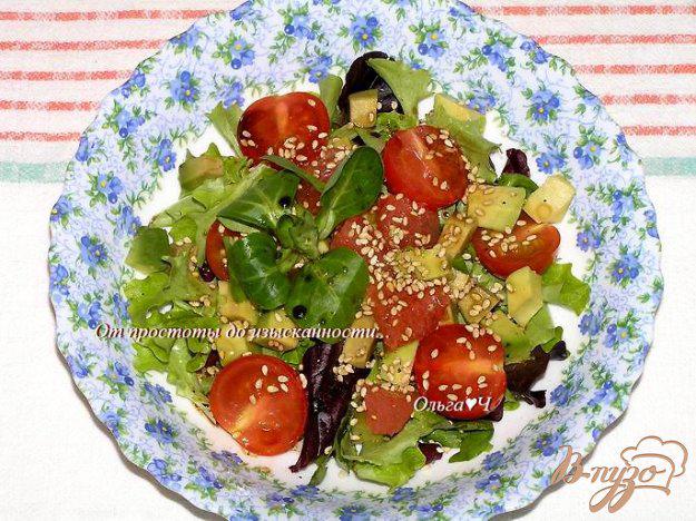 фото рецепта: Салат с авокадо, черри и грейпфрутом