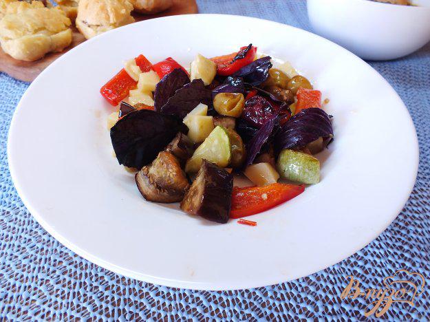 фото рецепта: Салат с сыром и базиликом из печеных овощей