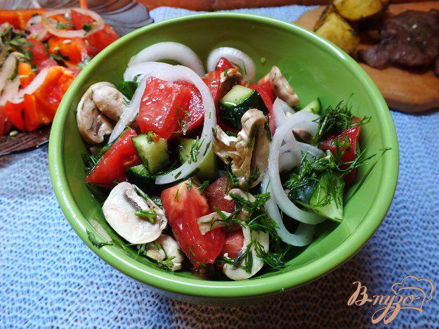 фото рецепта: Салат со свежими шампиньонами