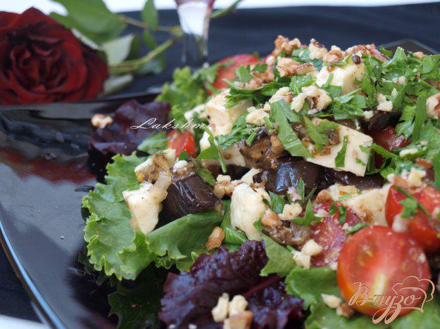 фото рецепта: Салат из запечённых баклажанов с брынзой и помидорами