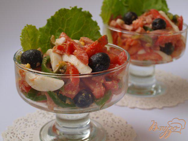 фото рецепта: Салат с помидорами, перцем, ветчиной и маслинами