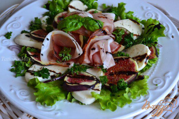 фото рецепта: Салат с инжиром, моцареллой и сухой ветчиной