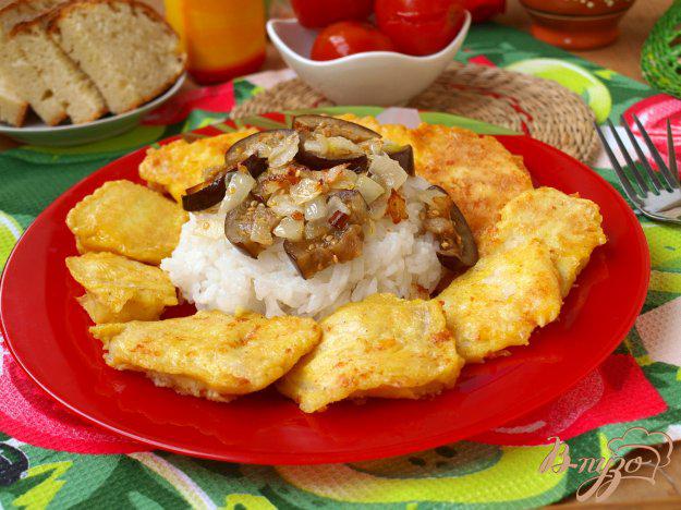 фото рецепта: Камбала в постном кляре и гарнир из риса с баклажанами