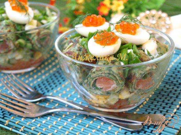 фото рецепта: Салат с блинчиками с сёмгой и овощами