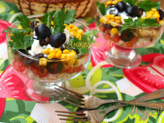 фото рецепта: Салат с помидорами, маслинами и сухариками