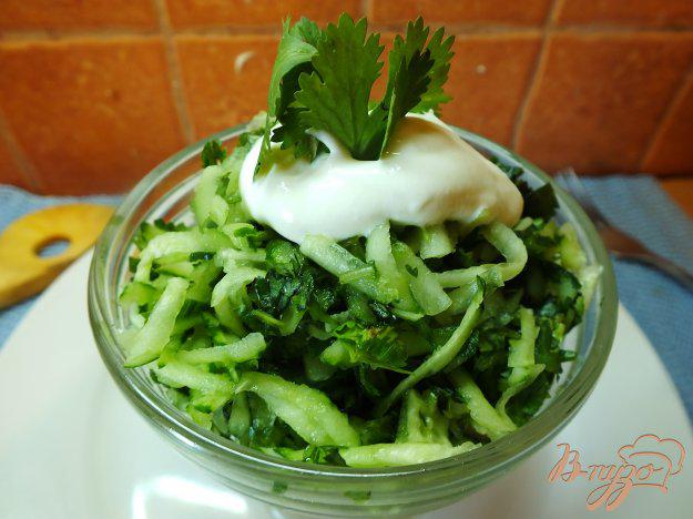 фото рецепта: Салат из огурца с лаймом и кинзой