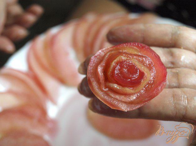 фото рецепта: Яблочные розы для торта