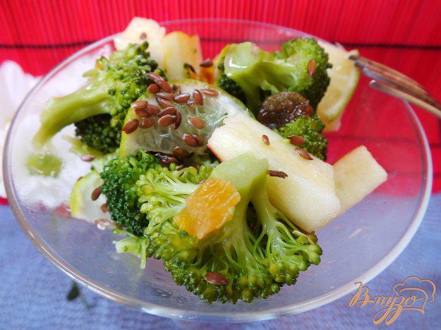 фото рецепта: Салат из брокколи с яблоком и лаймом
