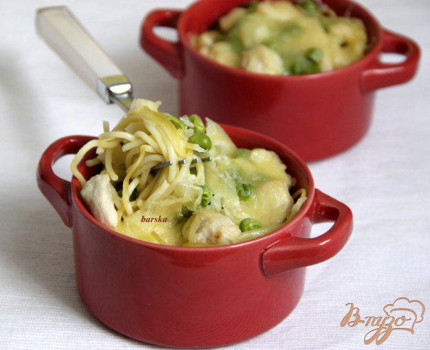 фото рецепта: Гнезда из  спагетти с курицей, зелёным  горошком в сливочном соусе