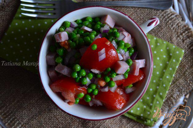 фото рецепта: Помидорный салат с ветчиной и зеленым горошком