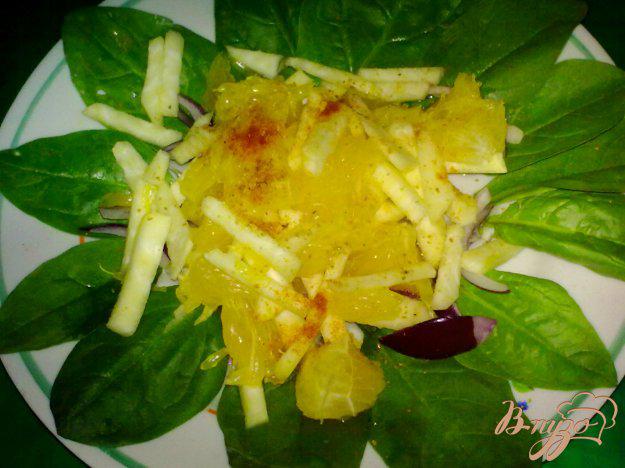 фото рецепта: Салат из шпината с репкой